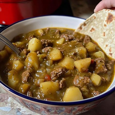 Picadillo Recipe, Homemade Cheeseburgers, White Bean Soup Recipes, Cheeseburger Recipe, Mexican Kitchen, Slow Cooked Chicken, Recipes Authentic, Mexican Kitchens, Green Chiles