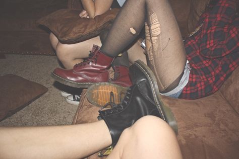 plaid, shorts, ripped tights, docs Ripped Tights, Grunge Tumblr, Smells Like Teen Spirit, I'm With The Band, Doc Marten Oxford, Life Is Strange, Alternative Rock, Soft Grunge, Grunge Aesthetic