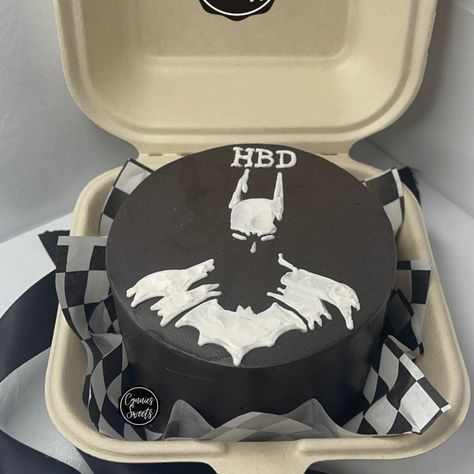 Small Batman Cake, Batman Cake Aesthetic, Batman Cake For Adults, Batman Cookie Cake, Starwars Cake Simple, Batman Mini Cake, Batman Party Food, Birthday Cake Batman, Batman Cake Design