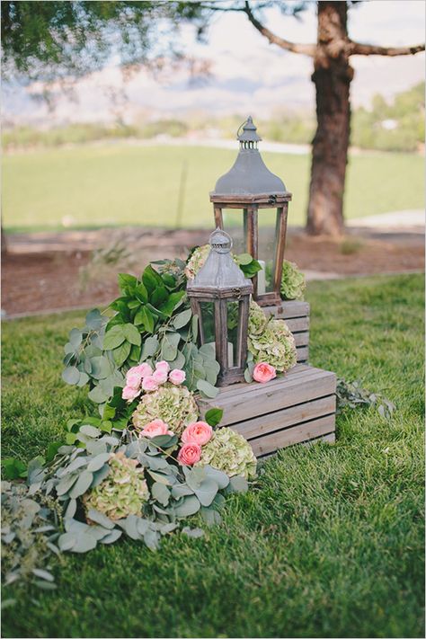 crates, lanterns and flower decor @weddingchicks Shabby Chic Wedding Decor, Lantern Decor Wedding, Vintage Chic Wedding, Deco Champetre, Rustic Chic Decor, Wedding Lanterns, Countryside Wedding, Vintage Wedding Decorations, Shabby Chic Vintage