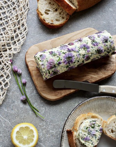 Chive Butter, Chive Blossom, Edible Flowers Recipes, Garden Recipes, Flower Food, Butter Recipe, Cooking Inspiration, Beautiful Food, Pretty Food