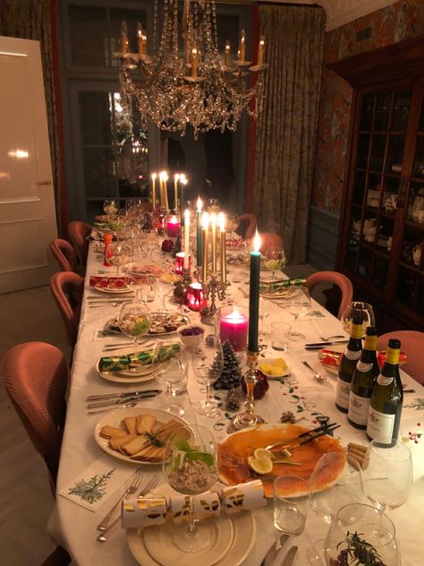 Christmas Eve Astethic, Dinner Party Aesthetic Winter, Christmas Eve Dinner Aesthetic, Big Family Christmas Dinner Aesthetic, Nyc Dinner Party Aesthetic, Fancy Dinner Table Aesthetic, Christmas Dinner Astethic, Christmas Diner Aesthetic, Dinner Party Styling