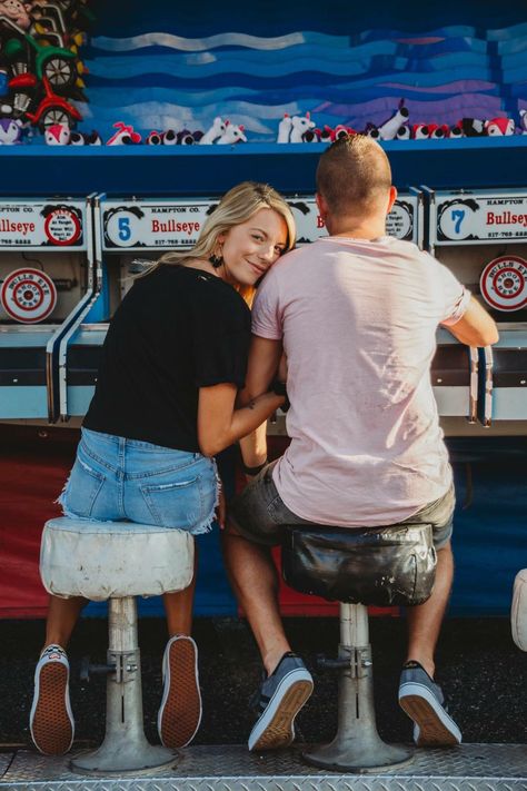 Theme Park Engagement Shoot, Arcade Family Photoshoot, Family Fair Pictures, Amusement Park Engagement Photos, Arcade Prewedding, Arcade Couples Photoshoot, Carnival Engagement Photos, Fair Photoshoot Couple, Boardwalk Engagement Photos