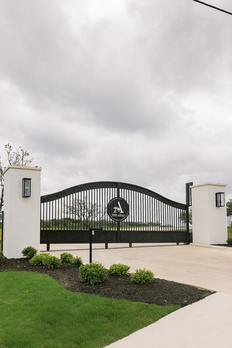 Modern Entry Gates Driveway, Gate In Front Of House, Huge Gates Entrance, Big Gates Entrance Modern, Driveway Up To House, House With Gate Entrance, Driveway Gate Ideas Modern, Rancho Gates With Last Name, Fancy Gates Entrance