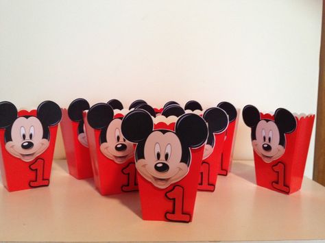 Mickey Mouse party favour popcorn boxes tutorial and free printables Mickey Mouse Loot Bag Ideas, Mickey Mouse Party Favors, Γενέθλια Mickey Mouse, Mickey Mouse Classroom, Mickey Mouse Printables, Mickey Face, Face Printable, Mickey 1st Birthdays, Mickey Mouse Birthday Cake