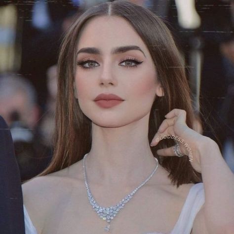 ليلي كولينز, Maquillage On Fleek, Makijaż Smokey Eye, Lily Collins, Girls Makeup, Pretty Makeup, Cute Makeup, Aesthetic Makeup, Beautiful Makeup