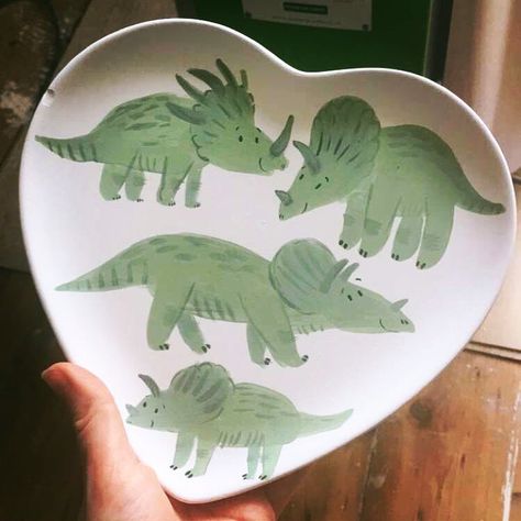 829 Likes, 17 Comments - Emma Carlisle (@emmacarlisle_) on Instagram: “Dinosaur plate currently in the kiln  #illustration #handpainted #ceramics #etsy #dinosaur” Emma Carlisle, Color Me Mine, Painted Plates, Ceramics Pottery Art, Ipad Art, Pottery Designs, Carlisle, Pottery Painting, Ceramic Painting