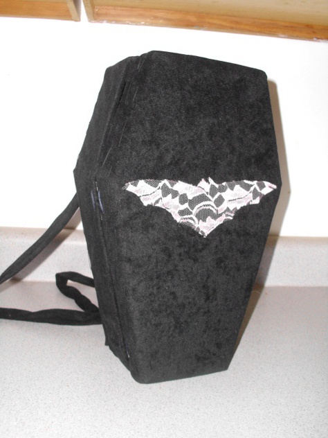 Creepy Coffin Purse Coffin Purse, Make A Backpack, Goth Purse, Wallet Sewing Pattern, Gothic Bag, Purse Sewing Patterns, Halloween Coffin, Adornos Halloween, Sewing Tutorials Free