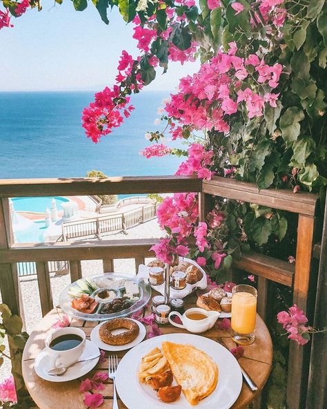 Breakfast With View, Breakfast Wallpaper, Vacation Breakfast, Antalya Airport, Mediterranean Breakfast, Breakfast Photography, Holiday Morning, Bodrum Turkey, Brunch Table