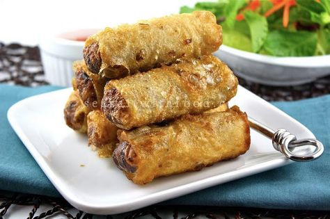 cha gio - vietnamese fried spring rolls with rice paper #yum Cha Gio Recipe, Barmbrack Recipe, Vietnamese Fried Spring Rolls, Chinese Fondue, Vietnamese Rolls, Vietnamese Egg Rolls, Cooking Chinese Food, Fried Spring Rolls, Vietnamese Spring Rolls