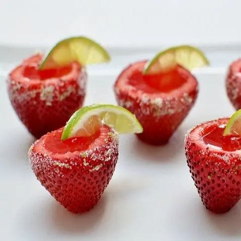 Strawberry Margarita Jello Shots, Strawberry Jello Shots, Margarita Jello Shots, Margarita Jello, Buah Bit, Jelly Shots, Jello Shot Recipes, Jello Shot, Strawberry Jello