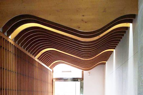 Curved wood slats for spectacular design ceilings - Spigo Group Pop Design For Gallery, Plus Minus Pop Design, Wood Slat Ceiling, Industrial Style Interior, Roof Ceiling, Timber Slats, Wood Walls, Timber Panelling, Scandi Home