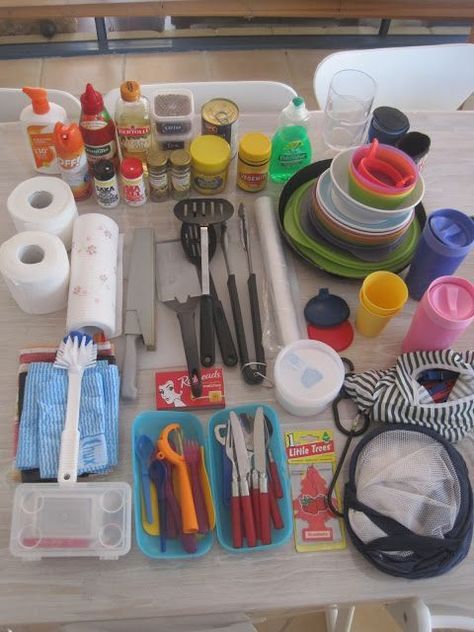 Organisation En Camping, Camp Kitchen Box, Zelt Camping, Camping 101, Camping Diy, Retro Camping, Camping List, Kayak Camping, Camping Organization