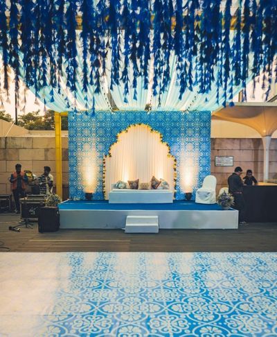 Moroccan Haldi Decor, Blue Theme Haldi Decor, Bhaat Function Decor, Haldi Decoration Ideas Blue, Reception Stage Decor Blue, Blue Mehendi Decor, Blue Pottery Haldi Decor, Carnival Theme Haldi Decor, Blue Sangeet Decor