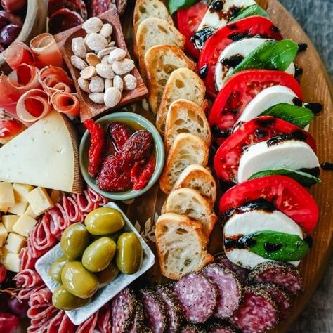 Italian Buffet, Italian Antipasto, Ideas For Dinner, Italian Party, Antipasto Platter, Italian Meats, Meat Platter, Charcuterie Inspiration, Italian Appetizers