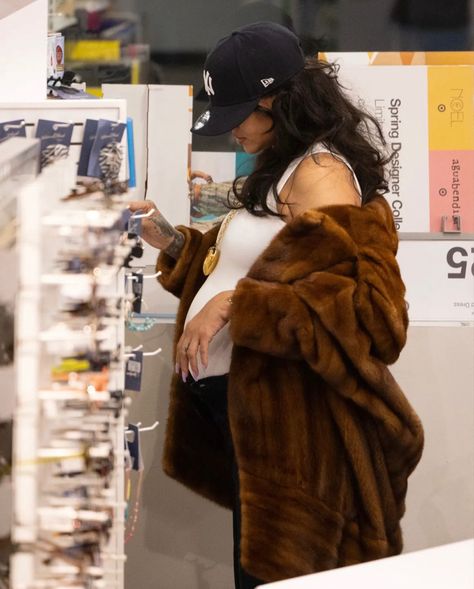 Aesthetic 2000s, Rihanna Street Style, Rihanna Riri, Celebrity Fashion Looks, Rihanna Outfits, Rihanna Style, Bad Gal, Rihanna Fenty, Style Crush