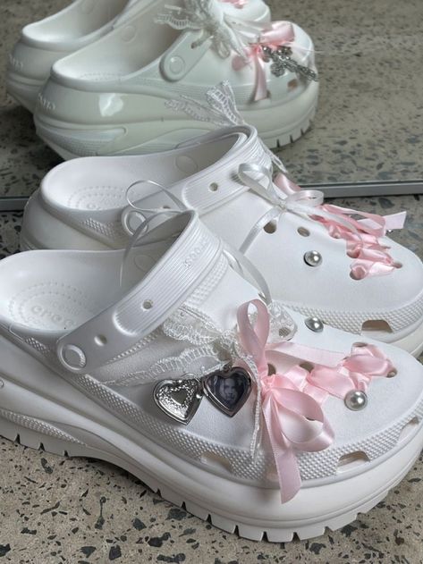 Laced Up Crocs, Crocs With Laces, Crocs With Ribbon, Croc Shoes Outfit, Lace Diy Clothes, Xiaohongshu Crocs, Cute Croc Ideas, Croc Inspo Charms, Crocs Inspo Charms