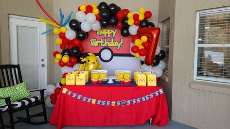 Pokemon Balloon Garland 🔴 Pokemon Balloon Arch, Pokemon Balloon Garland, Office Birthday Decorations, Pokemon Balloons, Pokemon Themed Party, Pokémon Birthday, Pokémon Party, Pokemon Birthday Party, Office Birthday