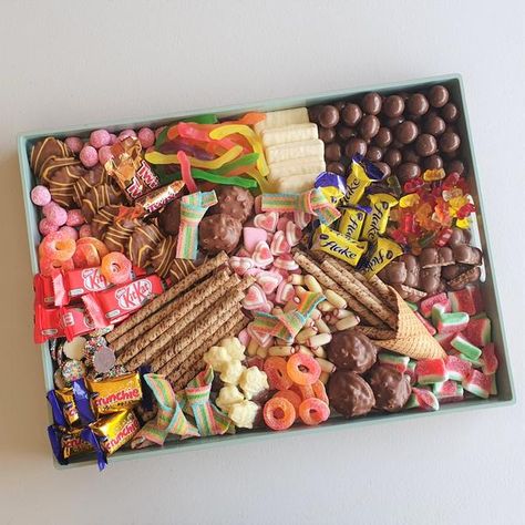 Chocolate Lollies, Candy Board, Grazing Board, Dessert Platter, Candy Drinks, Charcuterie Inspiration, Easy Party Food, Birthday Chocolates, Dessert Boxes