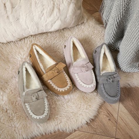 Step into cozy chic with these EVERAU Sheepskin Bow Slippers! Snug, stylish, and perfect for spring mornings. 👣✨ Available now at Peroz Australia —your feet deserve it! 💖 Tap to shop! 🔥 #womensfashion #moccasins #womenstyle Ankle Slippers, Bow Slippers, Asics Running Shoes Womens, Black Asics, Yellow Blankets, Light Quilt, Pink Blanket, Asics Men, Tommy Hilfiger Shoes