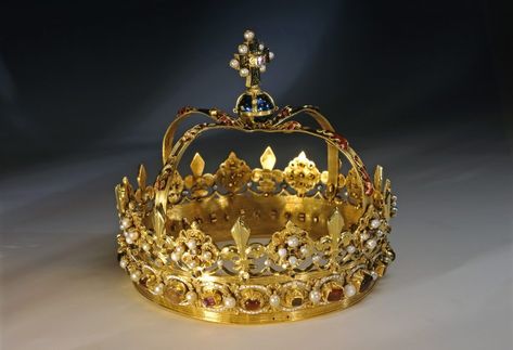 Scotish Crown, Fantasy Gold Crown Jewelry, Scottish Crown, Scottish Crown Jewels, Gold Regal Crown With Pinched Shape, Regal Gold Crown With Structured Shape, Gold Crystal Crown Shaped Jewelry, Celtic Dress, Royal Jewellery