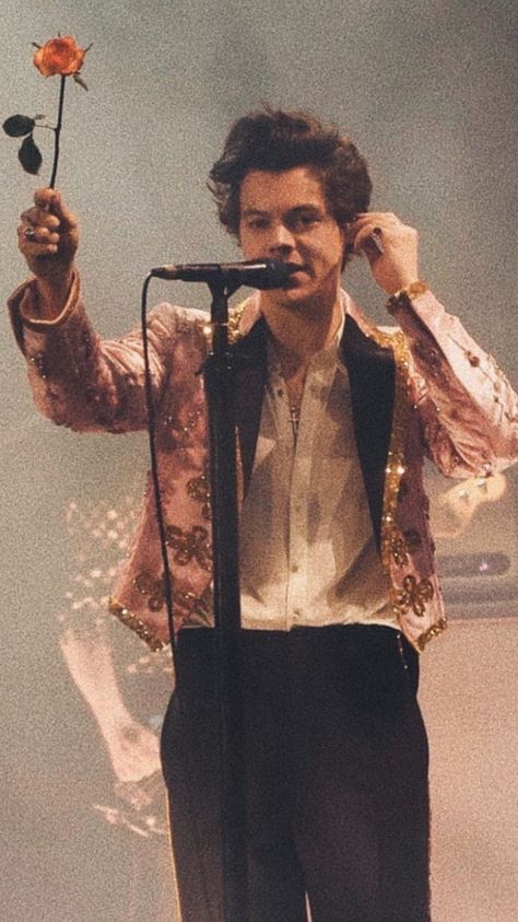 Harry Styles Live Wallpaper, Harry Styles Dark, Acedamia Aesthetic, Harry Styles Lights Up, Style Dark Academia, Harry Brown, Harry Styles Poster, Harry Styles Edits, Harry Styles Aesthetic