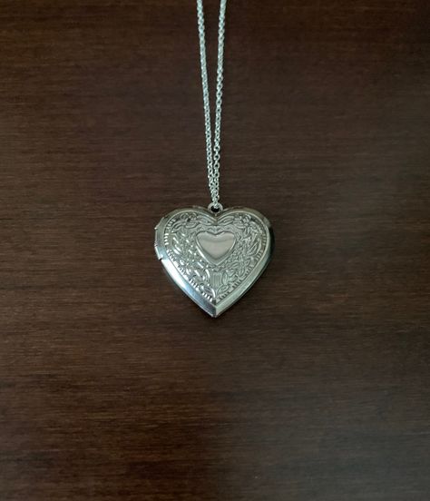 Pendant Necklace Outfit, Locket Heart Necklace, Heart Necklace Vintage, Vintage Heart Locket, Love Locket, Compass Necklace Silver, Compass Jewelry, Silver Locket Necklace, Vintage Locket