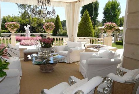 the vanderpumps backyard. gorgeous. Lisa Vanderpump House, Villa Rosa, Beverly Hills Houses, Lisa Vanderpump, Pergola Design, Outside Living, Hamptons Style, Outdoor Living Room, White Furniture