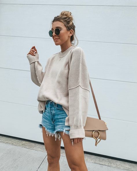 spring sweater + favorite jean shorts Comfy Ootd, Becky Hillyard, Cella Jane, Boyfriend Sweater, Blazer Outfit, Spring Look, Bohol, Mode Inspo, Trending Today