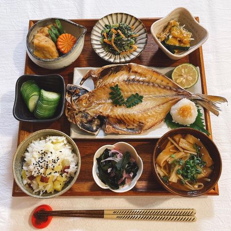 Traditional Japanese Meal, Japanese Diner, Japanese Food Photography, Japanese Food Traditional, Easy To Cook Meals, Healthy Food Menu, Homecooked Meals, Japanese Cooking, Food Pantry