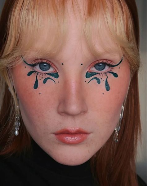 Funky Face Paintings, Fun Wedding Makeup Looks, Elaborate Eye Makeup, Fun Eye Makeup Hooded Eyes, Hispanic Heritage Face Painting, Creative Colorful Makeup, Cool Eyeliner Looks Hooded Eyes, Fun Liner Looks, Fun Graphic Eyeliner