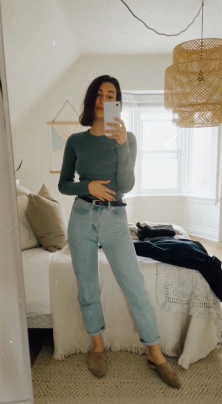 A loungewear capsule, styled with Kotn - PetraAlexandra Blog Loungewear Capsule, High Waisted Culottes, Comfy Sweatpants, Lounge Outfit, Outfit Formulas, Power Suit, Relaxed Jeans, Crew Neck Shirt, Night Shirt