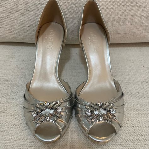 David's Bridal Silver Peep Toe Heels. Never Worn. Very Comfortable. 1920s Heels, Silver Heels Outfit, Silver Heels Wedding, Silver Heels Prom, Davids Bridal Shoes, Silver Kitten Heels, Heels Prom, Heels Silver, Grey Heels