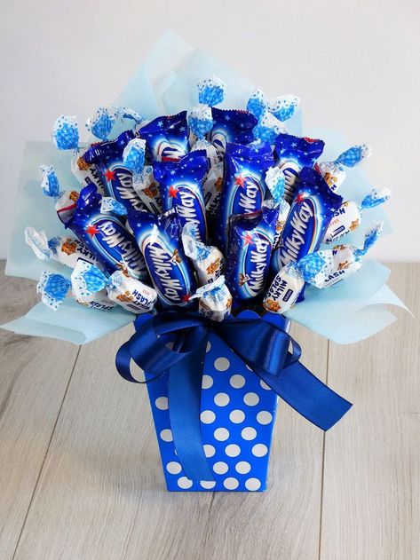 Birthday Candy Bouquet, Candy Paper, Kids Day, Valentines Day Baskets, Chocolate Bouquet Diy, Candy Bouquet Diy, Sweet Bouquet, Diy Gift Set, Flower Gift Ideas