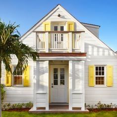 Yellow Shutters, Beach House Exterior Colors, Cottage Home Exterior, Bahamas House, Beach Cottage Design, Beach Cottage Exterior, Cottage House Exterior, Beach Chic Decor, Beach House Exterior