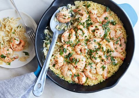 (5 stars, 15k+ ratings) Easy recipe. A garlicky butter sauce lightened with white wine, lemon, parsley, & red-pepper flakes. Add chicken broth & orzo to simmer. Briefly marinate the shrimp with EVOO, garlic, lemon zest & red-pepper flakes, then place shrimp on top of the orzo to steam in last few minutes of cooking. Serves 4. #seafood #pasta Shrimp Scampi With Orzo, How To Cook Orzo, Shrimp Scampi Recipe, Orzo Recipes, Scampi Recipe, Shrimp And Rice, Shellfish Recipes, Giada De Laurentiis, Nyt Cooking