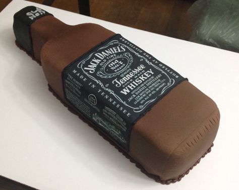 Jack Daniels bottle cake Jack Daniels Cupcakes, Birthdays Themes, Cake Mix Recipe, Jack Daniels Bottle, Bottle Cake, Cake Easy, Cupcakes Cake, Tennessee Whiskey, Theme Cake