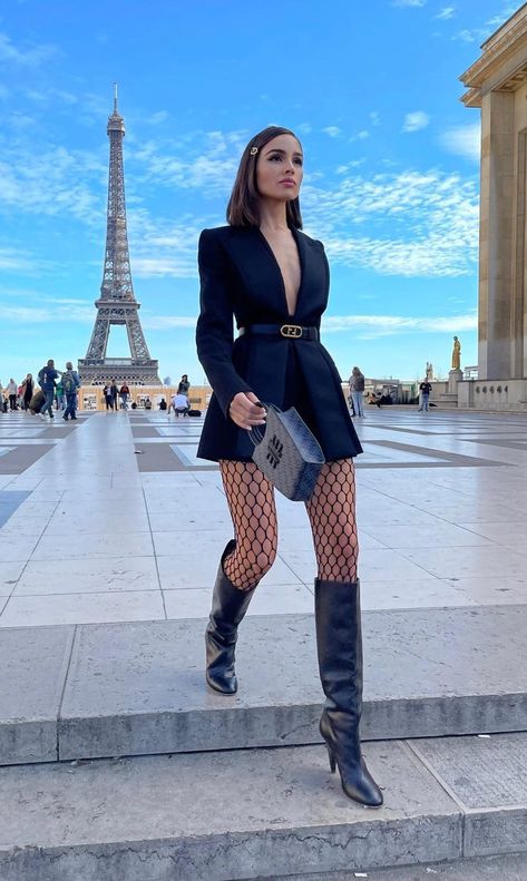 Fish Net Tights Outfit, Black Fishnet Tights, Fendi Clothing, Army Women, Olivia Culpo, Paris Outfits, Foto Poses, The Nines, Tshirt Outfits