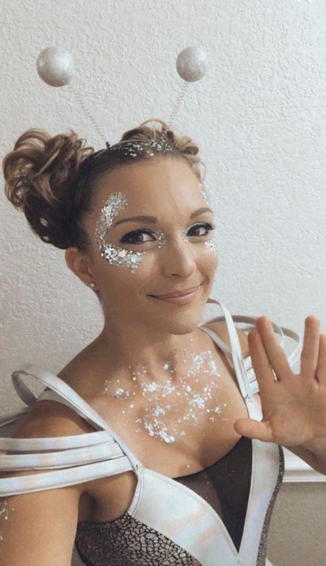 Alien Makeup Women, Diy Outer Space Costume, Silver Alien Makeup, Space Makeup Simple, Space Costume Ideas, Spacegirl Costume, Alien Makeup Pretty, Space Girl Makeup, Galactic Costume