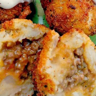 Stuffed Mashed Potato Balls, Fried Potato Balls, Stuffed Mashed Potatoes, Fried Mashed Potatoes, Potato Balls Recipe, Mashed Potato Balls, Potato Balls, Ground Beef Recipe, Potato Croquettes