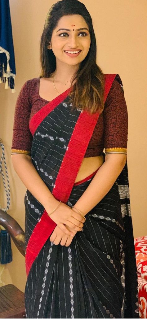 Red Saree Blouse Design, Nakshatra Nagesh, Black And Red Saree, Blouse Designs Images, Red Saree Blouse, Latest Blouse Design, Saree Blouse Design, Tamil Serial, Designs Blouse