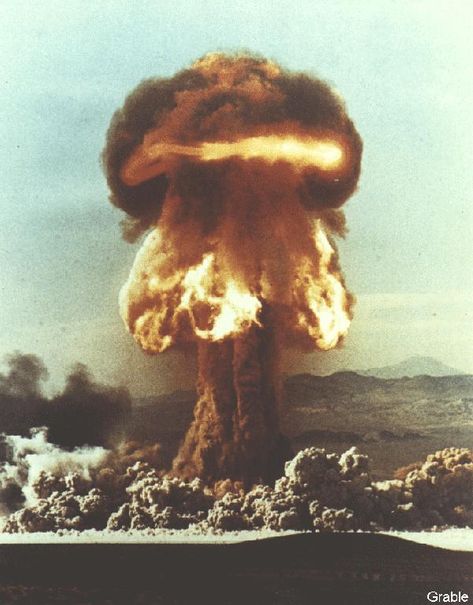 Mushroom Cloud, Nuclear Test, Sea Wallpaper, Vintage Versace, Chernobyl, Foto Vintage, Nagasaki, Colour Photograph, Vintage Vogue