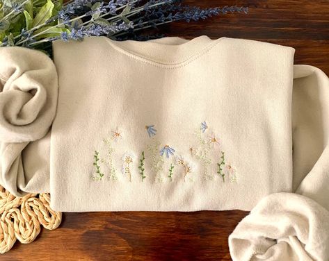 Embroidered sweatshirt | Etsy What To Embroider On, Sweatshirt Embroidery Ideas, Embroidery Sleeves, Embroider Ideas, Embroidery Crewneck, Embroidered Designs, Embroidered Crewneck, Embroidered Clothes, Pastel Floral