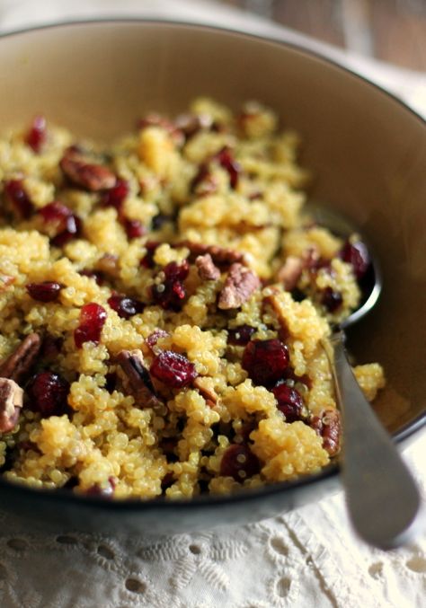 Cranberry Pecan Quinoa Salad with Honey-Orange Dressing - light, lovely and so delicious! Meals Under 400 Calories, Side Dishes For Salmon, Resep Smoothie, Ambitious Kitchen, Quinoa Recipes, How To Cook Quinoa, Quinoa Salad, Clean Recipes, Healthy Meals