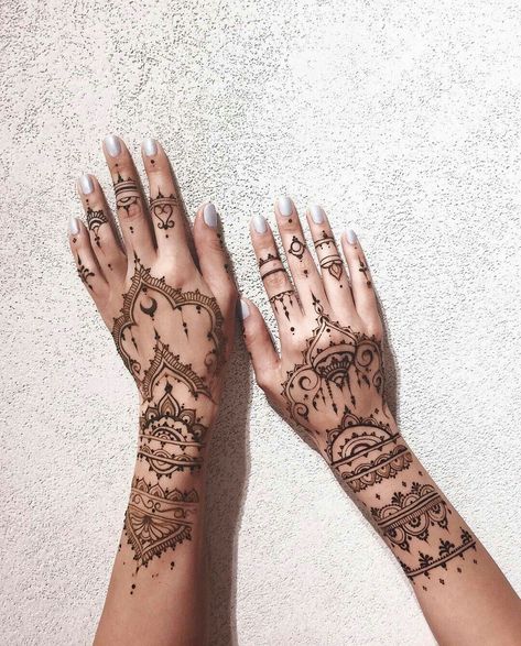 Traditional Henna Designs, Henne Tattoo, Henna Style Tattoos, Jagua Henna, Henna Inspired Tattoos, Traditional Henna, Tato Henna, Hand And Finger Tattoos, Henna Tattoo Hand