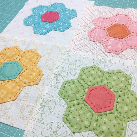 Bee In My Bonnet: Churn Dash and Hexie Flower Block Tutorials!! Hexie Patterns, Hexie Quilts Patterns, Hexagon Quilt Pattern, Hexagon Patchwork, Hexie Quilt, English Paper Piecing Quilts, Bee In My Bonnet, Sew Simple, Flower Quilts