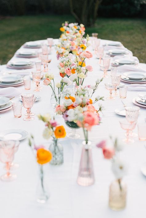 Pastel Wedding Round Table, Wedding Flowers Garden Party, Wedding Spring Table Decor, White Tablecloth Tablescape, Spring Table Flowers, Colourful Wedding Table Settings, White Yellow Pink Wedding Decor, Types Of Spring Flowers, Pink And Yellow Table Setting