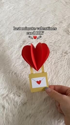 #craft #DIY #handmade #homedecor Little Handmade Gifts, Diy Valentines Day Card, Envelope Creative, Aesthetic Diys, Diy Valentines Day, Handmade Gifts For Boyfriend, Anniversaire Diy, Diy Valentines Cards, Diy Crafts Bookmarks