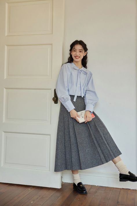 Server Uniforms Classy, Soft Office Outfit, Japanese Office Outfit, Work Outfits Retail, Japanese Office Outfits Women, Classy Modest Outfits, Japanese Fashion Women, Classic Outfits For Women, Nerdy Outfits