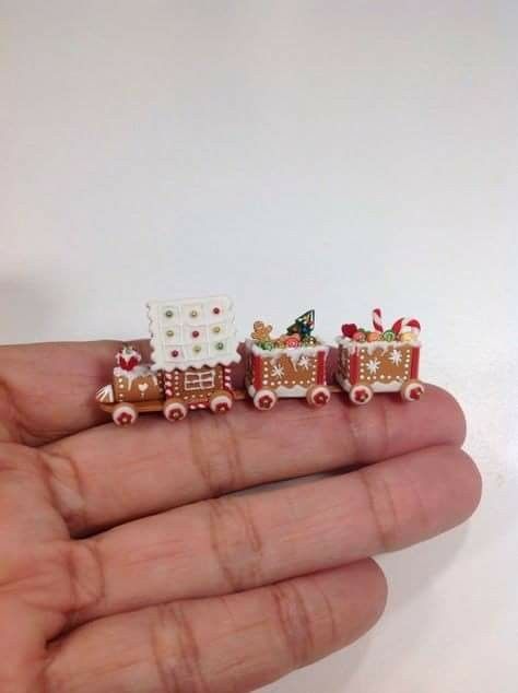 Gingerbread Train, Dollhouse Christmas, Christmas Food Gifts, Christmas Clay, Polymer Clay Christmas, Christmas Gingerbread House, Christmas Train, Polymer Clay Miniatures, Miniature Diy